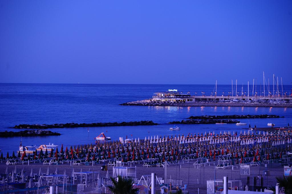 Hotel Vienna Cattolica Esterno foto