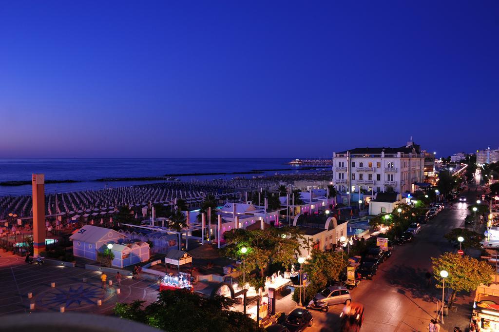 Hotel Vienna Cattolica Esterno foto
