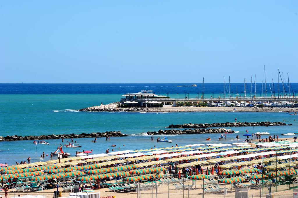 Hotel Vienna Cattolica Esterno foto