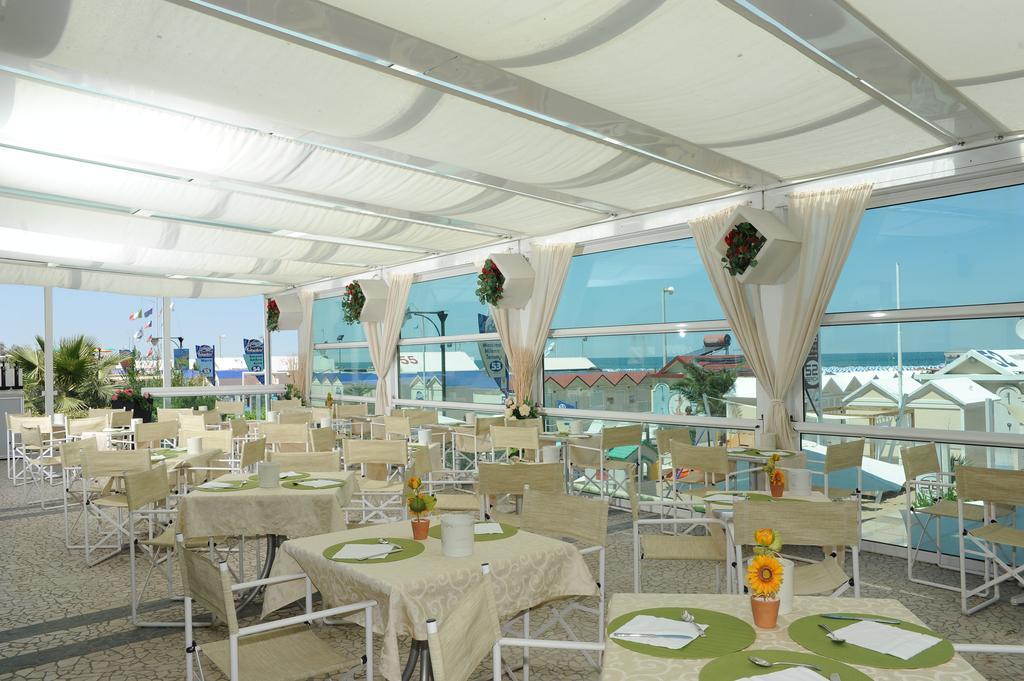 Hotel Vienna Cattolica Esterno foto