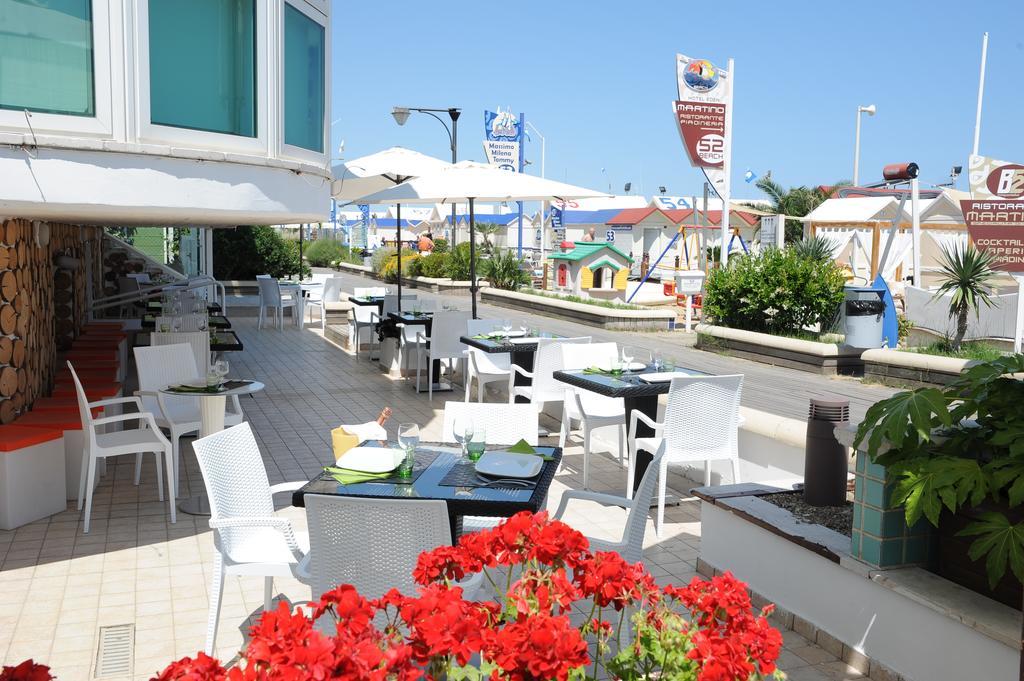 Hotel Vienna Cattolica Esterno foto