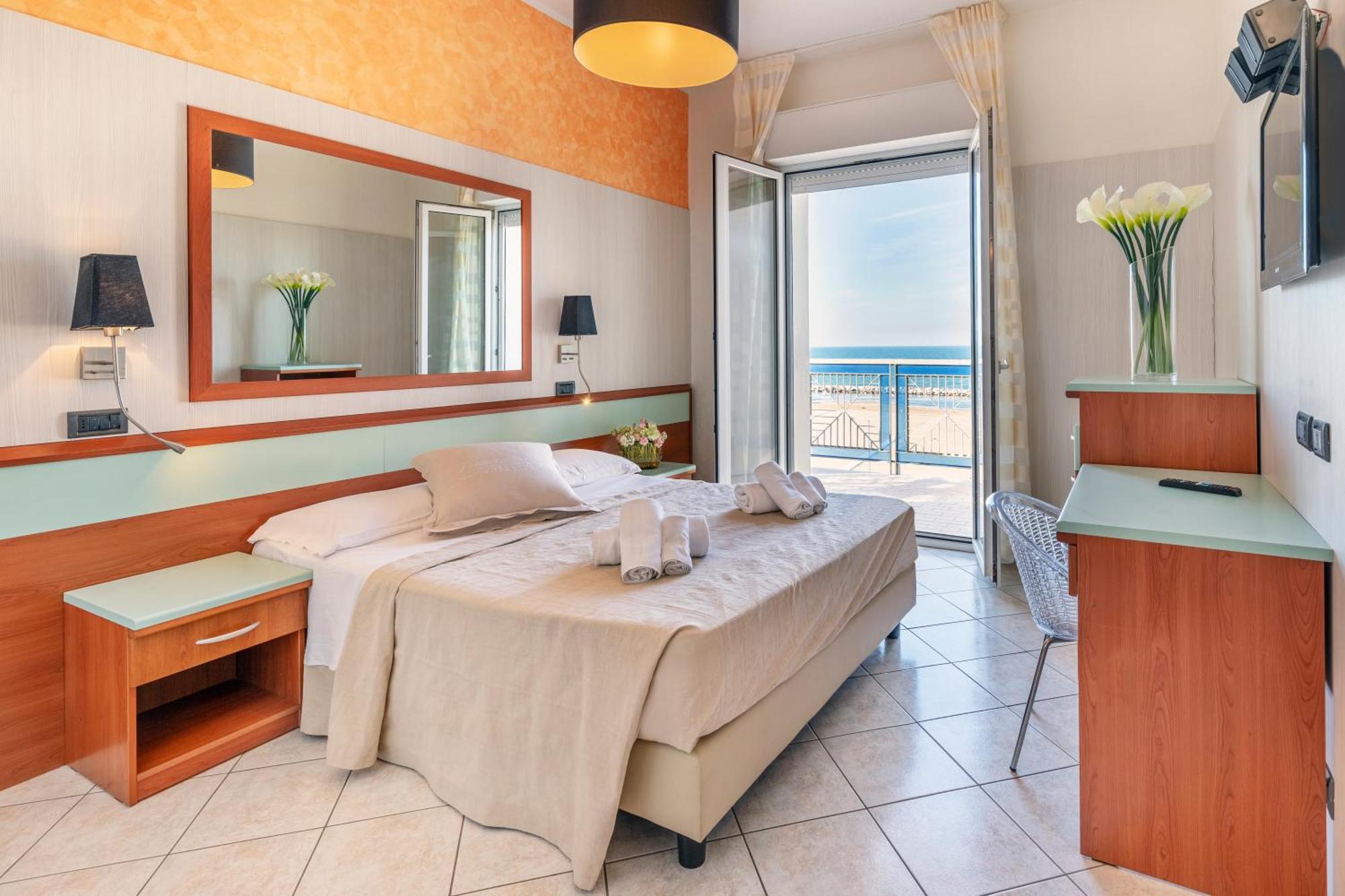 Hotel Vienna Cattolica Esterno foto