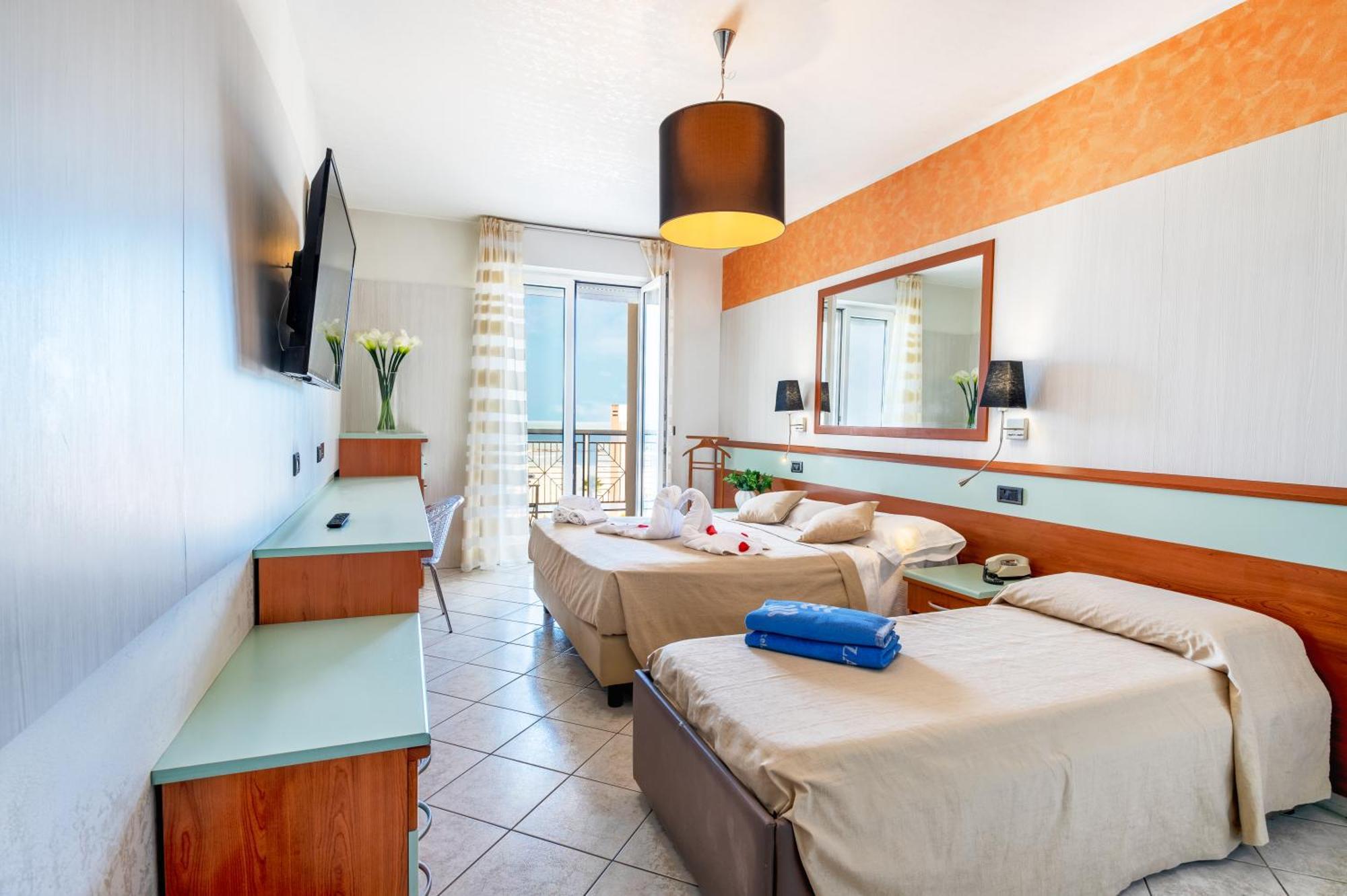 Hotel Vienna Cattolica Esterno foto