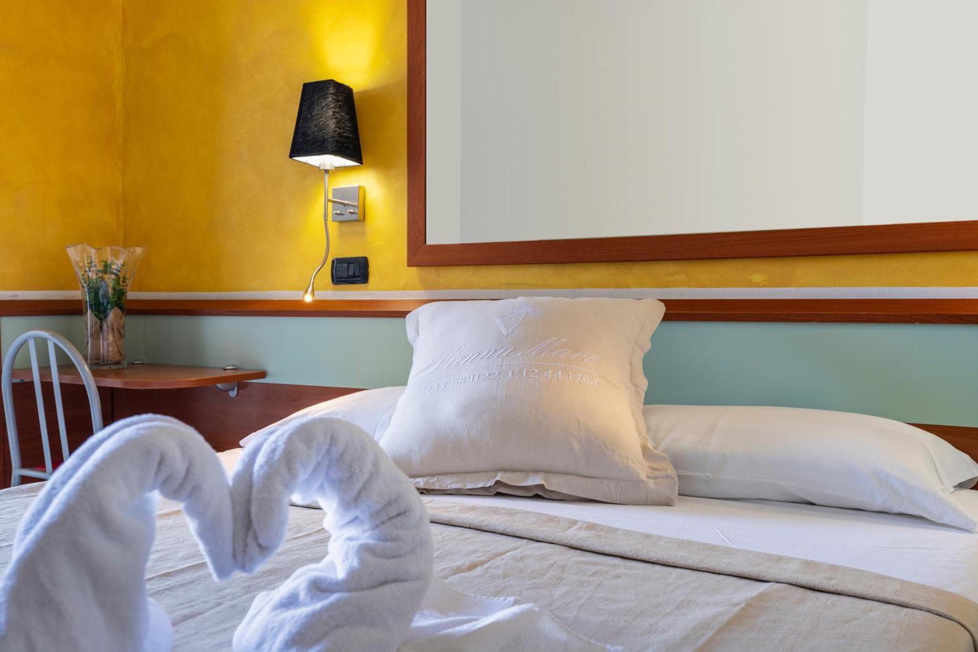 Hotel Vienna Cattolica Esterno foto