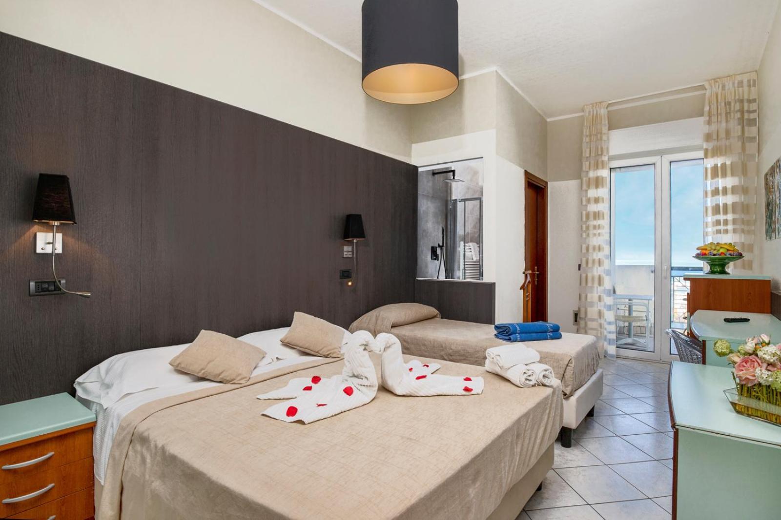 Hotel Vienna Cattolica Esterno foto