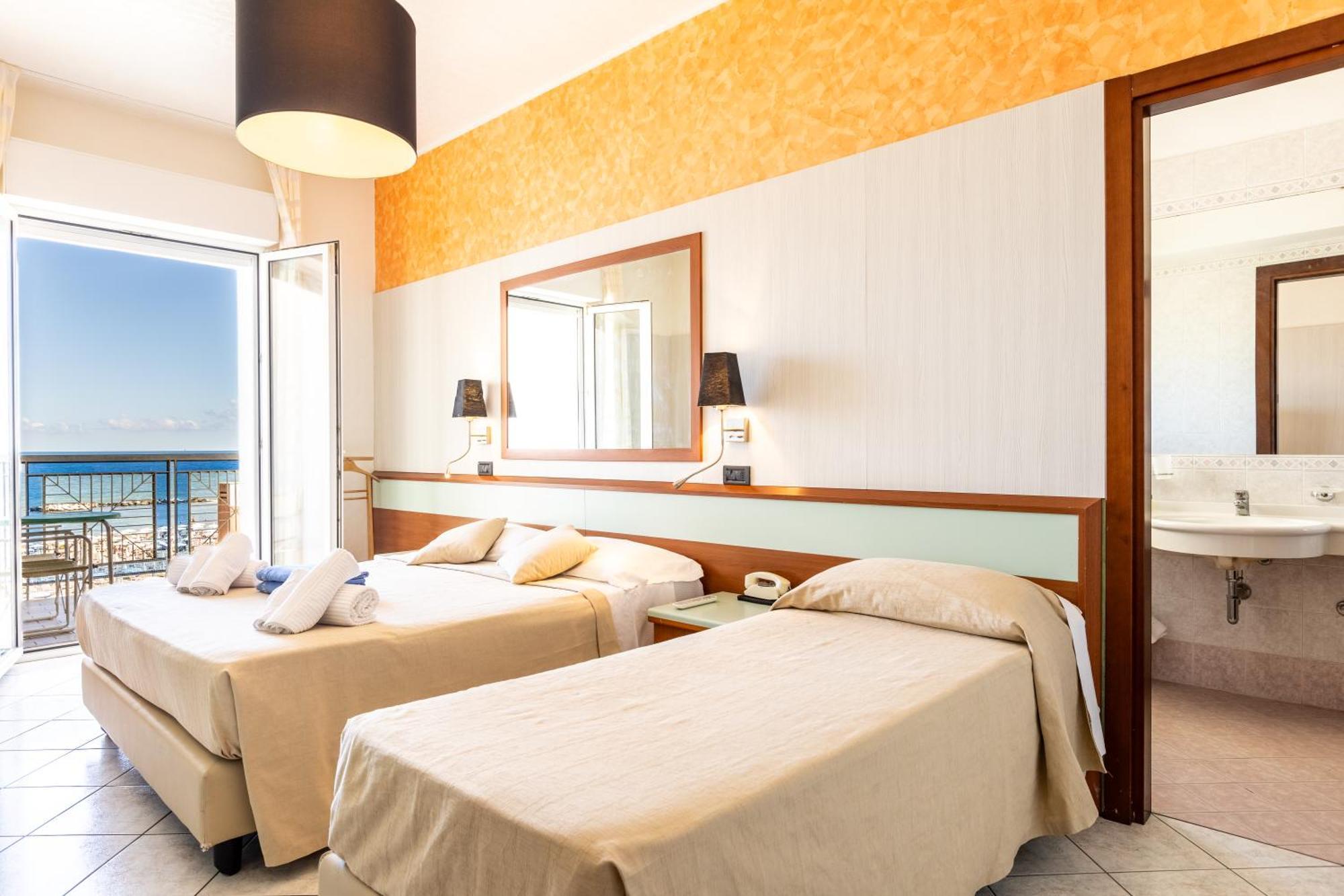 Hotel Vienna Cattolica Esterno foto