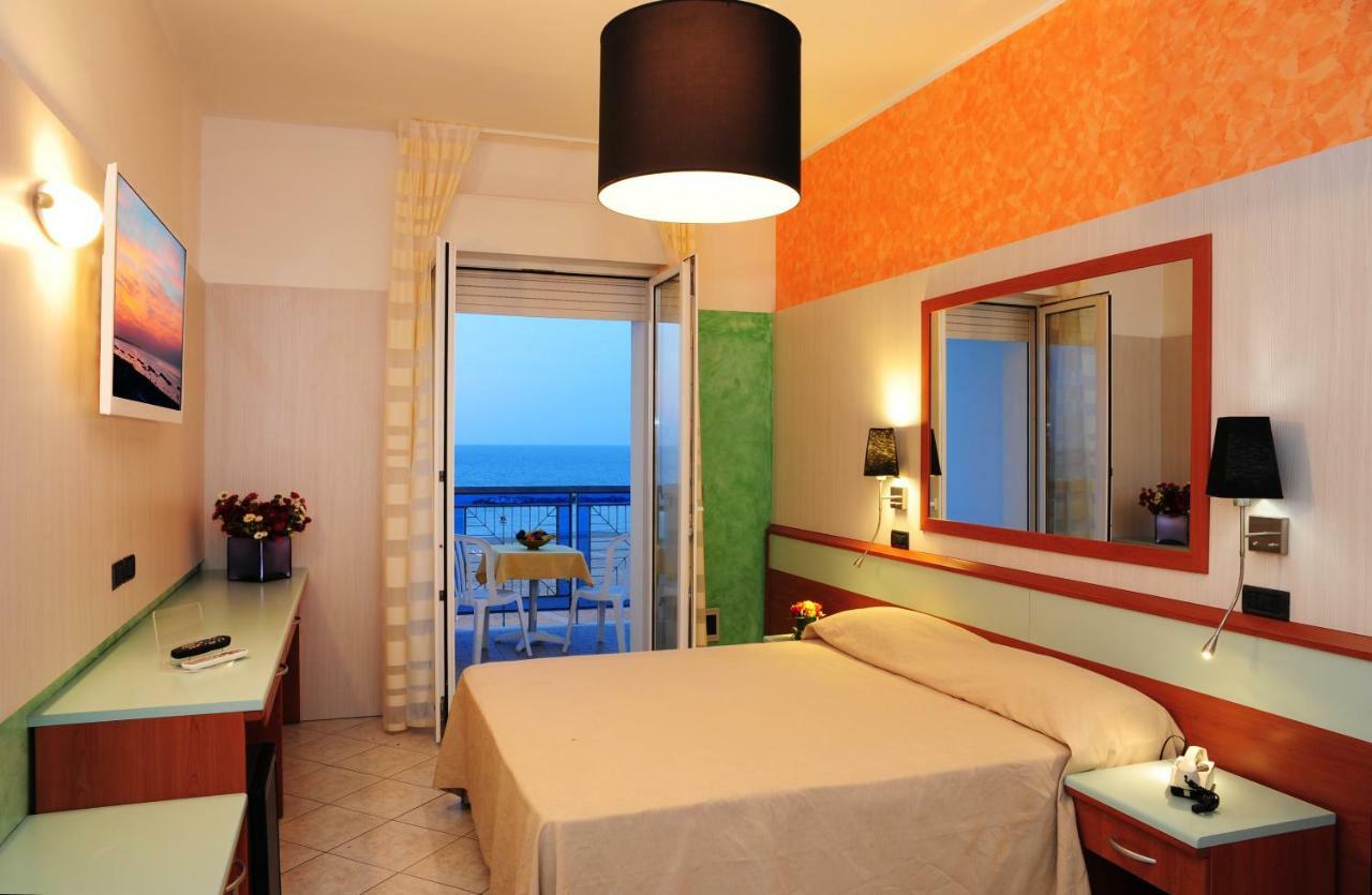 Hotel Vienna Cattolica Esterno foto