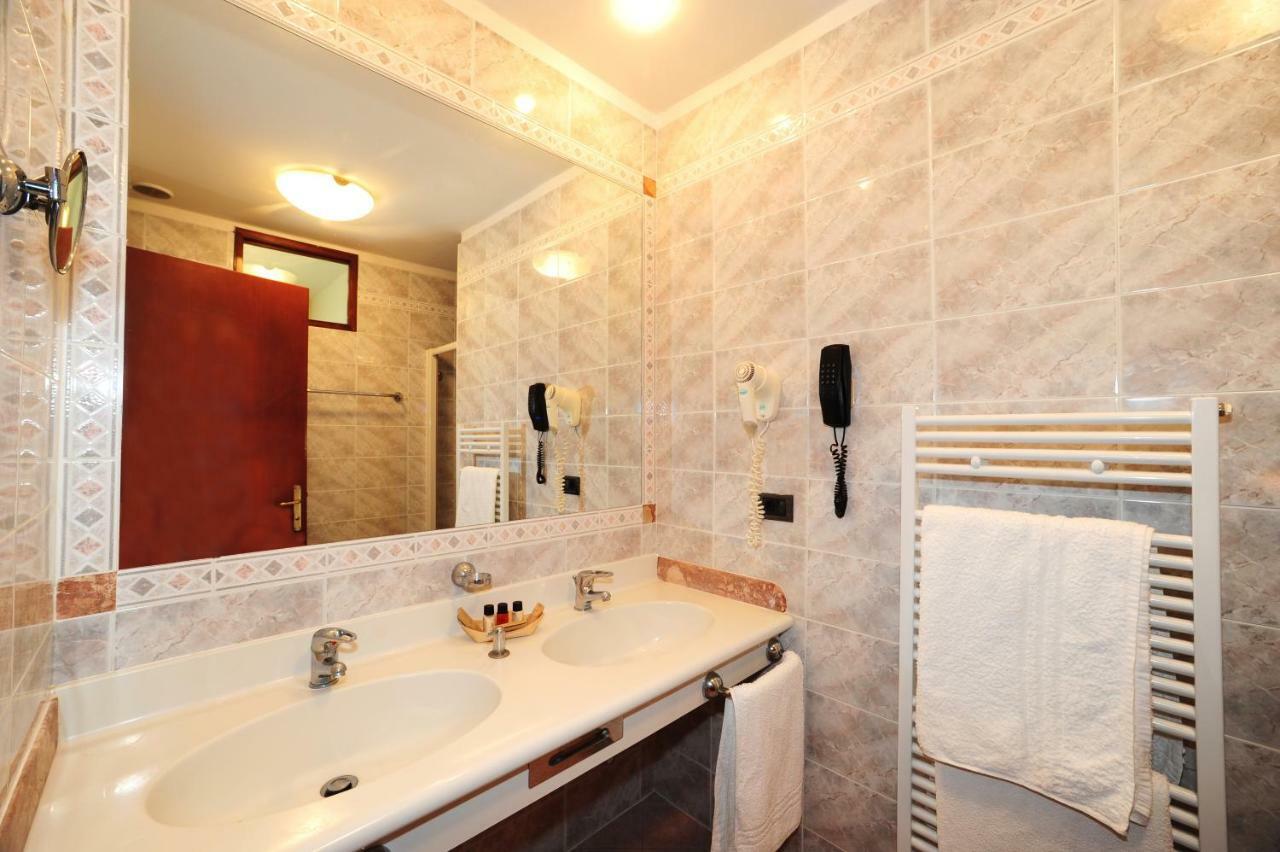 Hotel Vienna Cattolica Esterno foto
