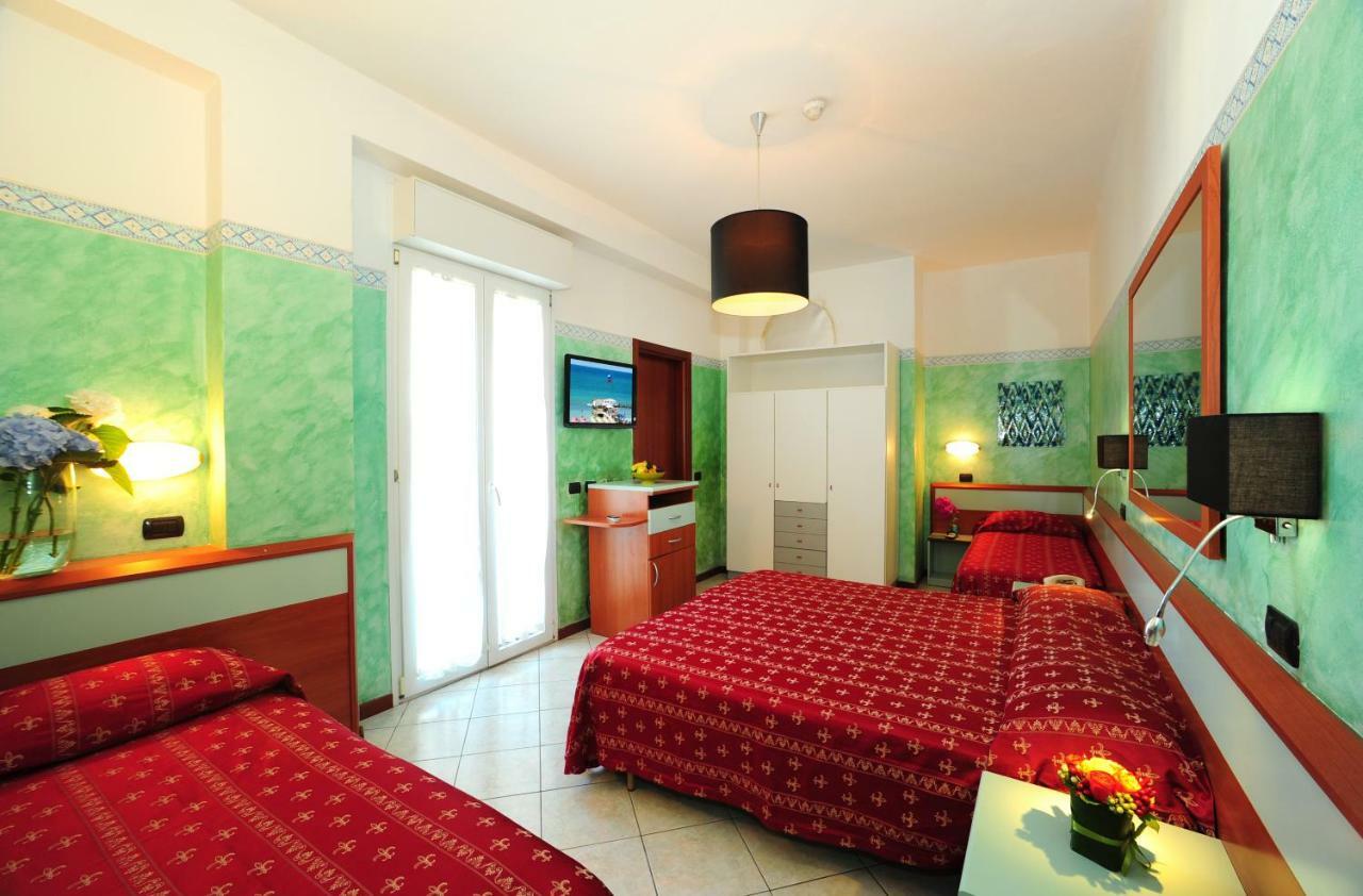 Hotel Vienna Cattolica Esterno foto