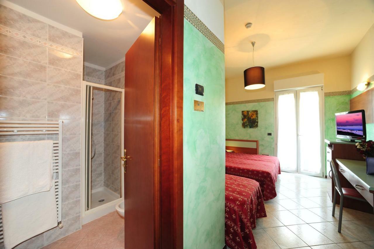 Hotel Vienna Cattolica Esterno foto