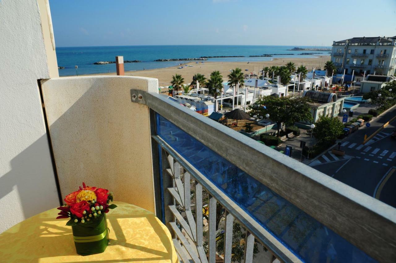 Hotel Vienna Cattolica Esterno foto