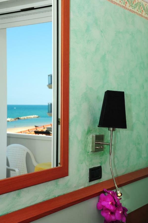 Hotel Vienna Cattolica Esterno foto