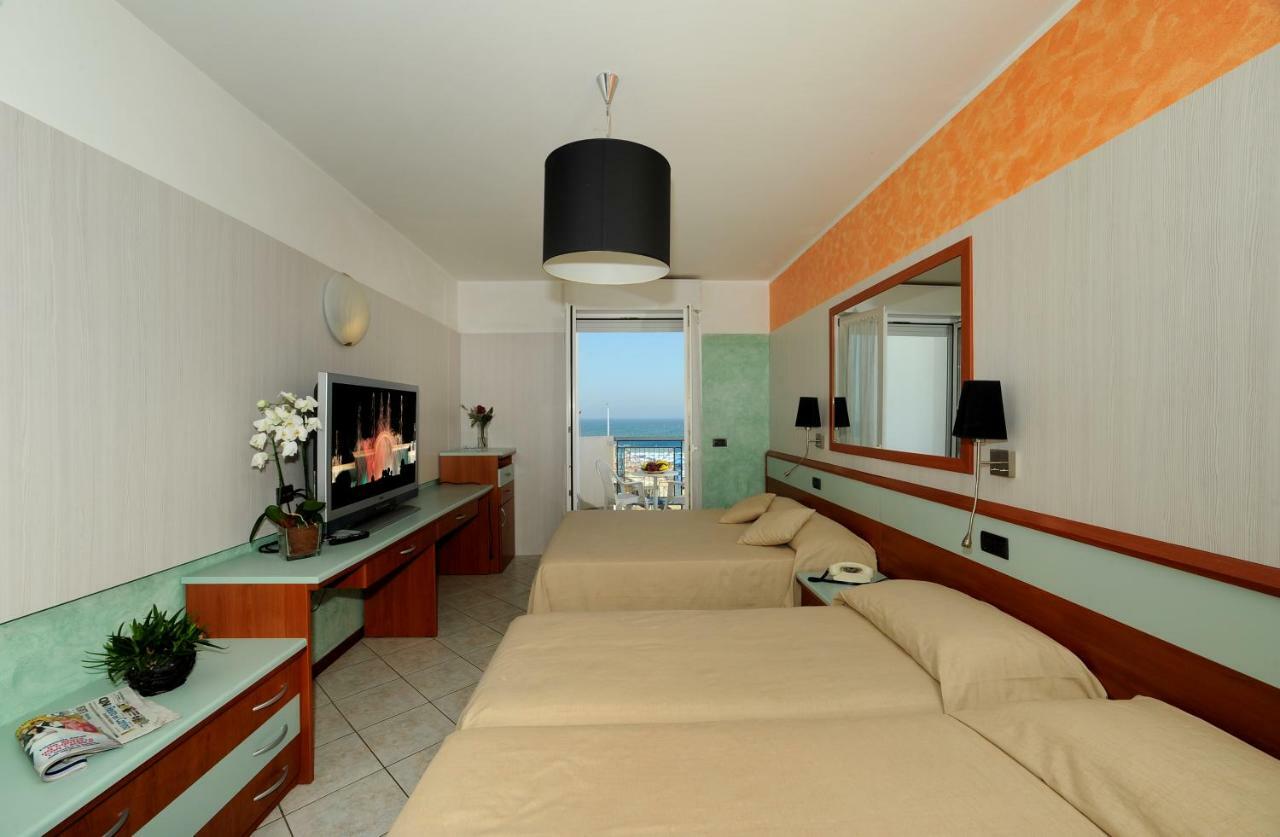 Hotel Vienna Cattolica Esterno foto